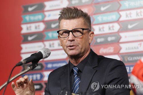 여자축구 콜린 벨 감독 기자회견(서울=연합뉴스) 신준희 기자 = 한국 여자 축구대표팀을 이끄는 콜린 벨 감독이 26일 종로구 축구회관에서 기자회견을 하고 있다. 2023.1.26 hama@yna.co.kr