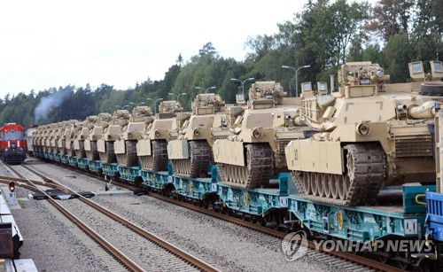 美, 에이브럼스 탱크 31대 우크라 지원 발표(모츠카바[리투아니아] AFP=연합뉴스) 조 바이든 미국 대통령이 25일(현지시간) M1 에이브럼스 탱크 31대를 우크라이나에 지원할 것이라고 발표했다. 사진은 2020년 9월 5일 리투아니아 모츠카바 기차역에 정렬된 미군 에이브럼스 탱크들. [자료사진] 2023.01.26 jason3669@yna.co.kr