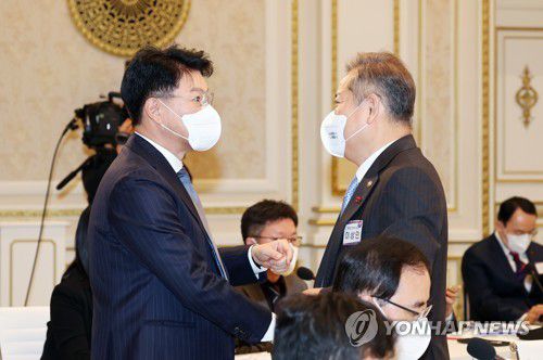 통일부·행안부 등 업무보고 참석한 장제원-이상민(서울=연합뉴스) 임헌정 기자 =  국민의힘 장제원 의원(국회 행안위원장, 왼쪽)과 이상민 행정안전부 장관이  27일 청와대 영빈관에서 열린 통일부·행정안전부·국가보훈처·인사혁신처 업무보고에 참석, 대화하고 있다. 2023.1.27     kane@yna.co.k