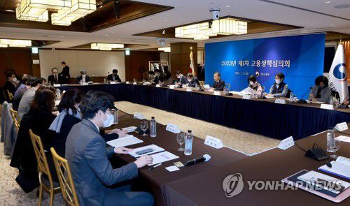 이정식 장관, 고용정책심의회 주재(서울=연합뉴스) 이정식 고용노동부 장관이 27일 오전 서울 중구 명동 로얄호텔에서 열린 '2023년 제1차 고용정책심의회'를 주재하고 있다. 2023.1.27 [고용노동부 제공. 재판매 및 DB 금지] photo@yna.co.kr