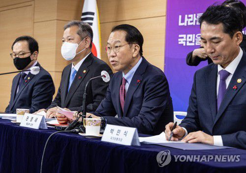 통일부 2023년 중점 과제 설명하는 권영세 장관(서울=연합뉴스) 황광모 기자 = 새해 업무보고를 마친 권영세 통일부 장관(오른쪽에서 두 번째)이 27일 오후 서울 종로구 정부서울청사에서 열린 통일부,행안부,국가보훈처, 인사혁신처 합동브리핑에서 2023년 통일부 중점 과제에 대해 설명하고 있다. 2023.1.27     hkmpooh@yna.co.kr (끝)