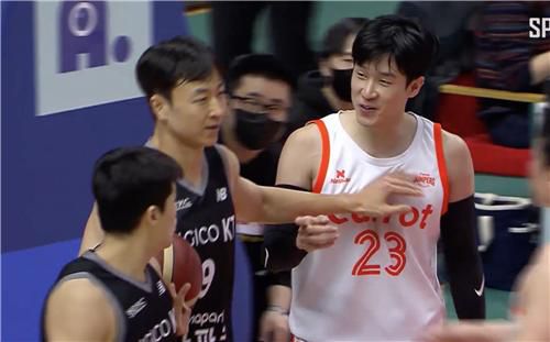 웃으며 삿대질하는 전성현[SPOTV 중계 화면 캡처. 재판매 및 DB 금지]