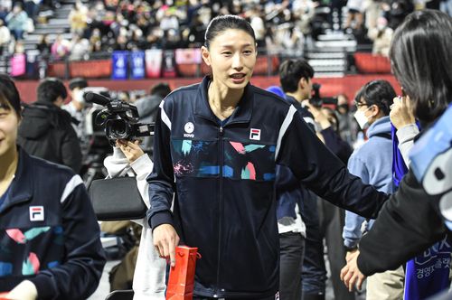 팬들에게 인사하는 김연경(서울=연합뉴스) 김연경이 28일 인천 삼산월드체육관에서 열린 2022-2023 V리그 프리 올스타 게임 행사에서 팬들에게 인사하고 있다. [한국배구연맹 제공. 재판매 및 DB금지]