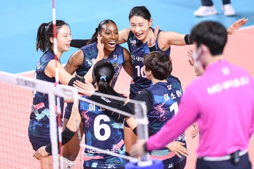 M스타팀의 미소(서울=연합뉴스) 김연경과 양효진 등 V리그 올스타 M스타팀 선수들이 28일 인천 삼산월드체육관에서 열린 2022-2023 V리그 프리 올스타 게임 행사에서 가볍게 몸을 풀고 있다. [한국배구연맹 제공. 재판매 및 DB금지]