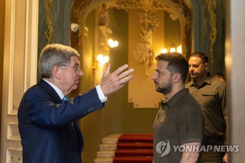 작년 7월 젤렌스키 우크라이나 대통령(오른쪽)이 바흐 IOC 위원장과 대화하는 모습[AFP 연합뉴스 자료사진. 재판매 및 DB 금지]