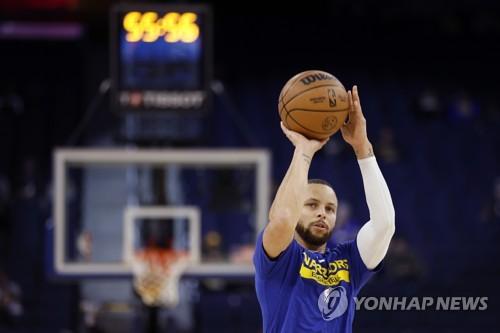 워밍업 하는 커리[AP=연합뉴스]