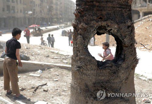 지난 2018년 4월 정부군 공습으로 폐허가 된 두마[EPA 연합뉴스 자료사진. 재판매 및 DB 금지]