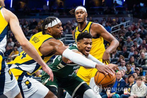 볼 경합 펼치는 아데토쿤보[USA투데이=연합뉴스]