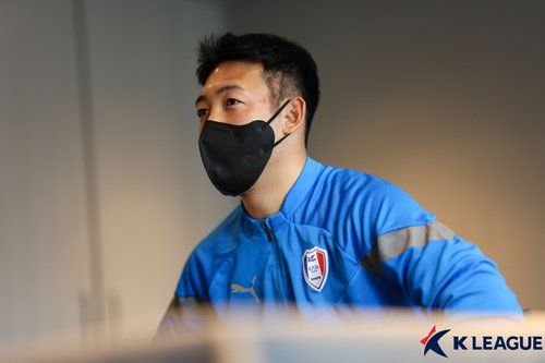 인터뷰하는 이기제(제주=연합뉴스) 프로축구 K리그1 수원 삼성 김보경(34)이 27일 제주 신라스테이에서 진행된 '2023 K리그 동계 전지훈련 미디어 캠프'에서 인터뷰하고 있다. 2023.1.27 [한국프로축구연맹 제공. 재판매 및 DB 금지] photo@yna.co.kr