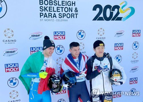 세계선수권 첫 메달, 스켈레톤 정승기(서울=연합뉴스) 정승기(오른쪽)가 27일 스위스 생모리츠에서 끝난 2022-2023 국제봅슬레이스켈레톤경기연맹(IBSF) 세계선수권대회 남자 스켈레톤 경기에서 1∼4차 시기 합계 4분31초17로 3위에 자리해 동메달을 차지한 뒤 시상식에서 기념촬영을 하고 있다. 2023.1.27 [대한봅슬레이스켈레톤경기연맹(KBSF) 제공. 재판매 및 DB 금지] photo@yna.co.kr