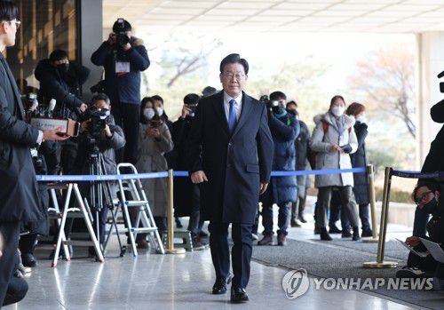 검찰 들어서는 이재명 대표(서울=연합뉴스) 류영석 기자 = 더불어민주당 이재명 대표가 28일 오전 서울 서초구 서울중앙지검에 위례 신도시·대장동 개발사업 비리 의혹과 관련한 검찰 소환 조사를 위해 들어서고 있다. 2023.1.28 ondol@yna.co.kr