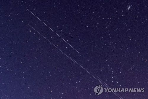 별보다 환한 밤하늘의 스페이스X 인공위성 움직임[EPA 연합뉴스 자료사진. 재판매 및 DB 금지]