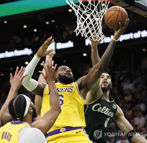 르브론 제임스의 왼팔을 내려치는 제이슨 테이텀[EPA=연합뉴스]