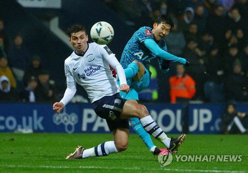 왼발로 감아차는 손흥민[로이터=연합뉴스]