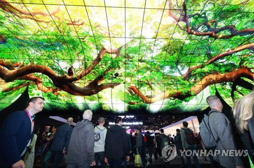 CES 2023, 관람객 사로잡는 올레드 지평선(라스베이거스=연합뉴스) 홍해인 기자 = 세계 최대 가전·IT(정보기술) 박람회 CES 2023 개막일인 5일(현지시간) 미국 네바다주 라스베이거스 컨벤션 센터 중앙홀 LG전자 전시관 입구에 올레드(OLED) 플렉서블 사이니지 260장을 이어 붙인 초대형 조형물 '올레드 지평선'이 관람객들의 관심을 끌고 있다. 2023.1.6 hihong@yna.co.kr