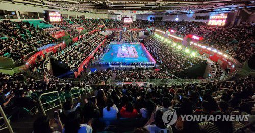 배구 올스타전 '구름 관중'(인천=연합뉴스) 김상연 기자 = 29일 프로배구 V리그 올스타전이 열린 인천 삼산월드체육관에서 관중들이 좌석을 가득 채우고 있다. 23.1.29 goodluck@yna.co.kr