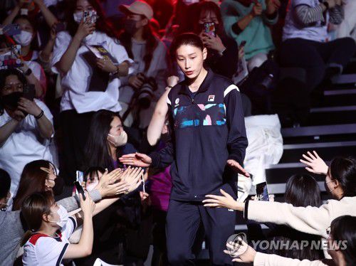 김연경 입장(인천=연합뉴스) 김상연 기자 = 29일 인천 삼산월드체육관에서 열린 프로배구 V리그 올스타전에서 김연경이 팬들과 인사를 나누며 입장하고 있다. 23.1.29 goodluck@yna.co.kr