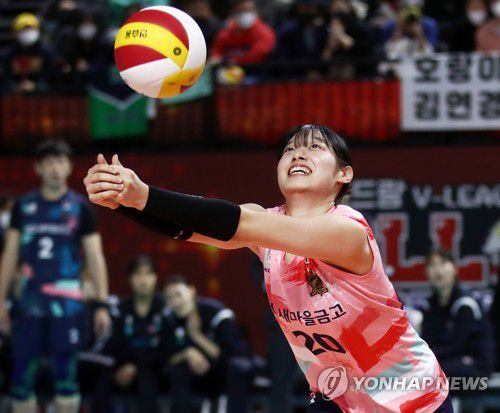 '베스트 리베로' 최효서(인천=연합뉴스) 김상연 기자 = 29일 인천 삼산월드체육관에서 열린 프로배구 V리그 올스타전에서 '베스트 리베로'에 오른 최효서가 리시브하고 있다. 2023.1.29 goodluck@yna.co.kr