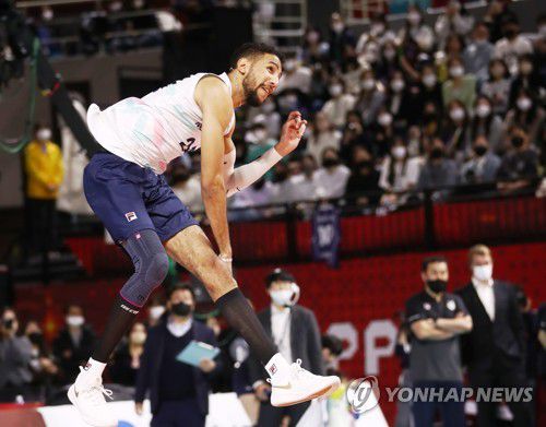 이크바이리 '내가 서브 킹'(인천=연합뉴스) 김상연 기자 = 29일 인천 삼산월드체육관에서 열린 프로배구 V리그 올스타전에서 '서브 킹'에 오른 이크바이리가 서브하고 있다. 2023.1.29 goodluck@yna.co.kr