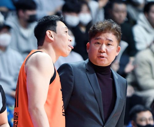 고양 캐롯의 김승기 감독과 마스크를 착용한 관중들[KBL 제공. 재판매 및 DB금지]