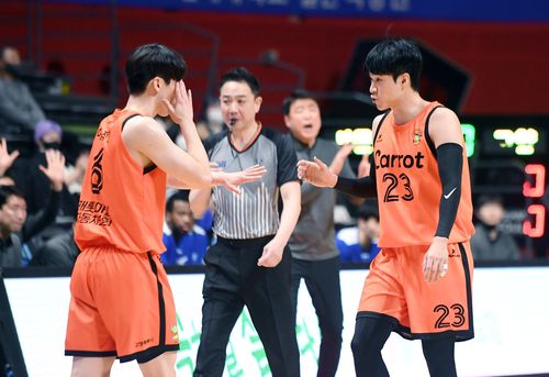 이정현과 전성현 뒤편으로 마스크 없이 항의하는 은희석 감독[KBL 제공. 재판매 및 DB금지]
