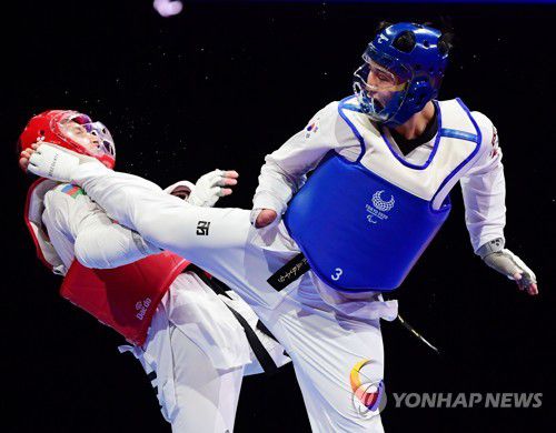 [패럴림픽] 주정훈, 얼굴 공격(도쿄=연합뉴스) 3일 일본 지바현 마쿠하리 메세홀 B에서 열린 도쿄 패럴림픽 남자 태권도 75kg급(스포츠등급 K44) 패자부활 준결승에서 대한민국 주정훈(파란색)이 아제르바이잔 아불파즈 아부잘리와 대결하던 중 뒤돌려차기 공격이 상대방 얼굴에 맞고 있다. 장애인 태권도에서 얼굴 공격은 감점 대상이다. 2021.9.3 [사진공동취재단] photo@yna.co.kr