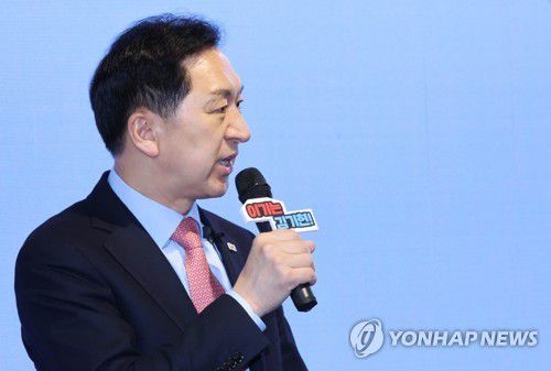 타운홀 미팅에서 발언하는 김기현 의원(서울=연합뉴스) 백승렬 기자 = 국민의힘 당권주자인 김기현 의원이 29일 서울시 마포구 홍대 앞 안 카페에서 열린 '김기현과 함께 새로운 미래' - 타운홀 미팅에서 발언하고 있다. 2023.1.29 srbaek@yna.co.kr