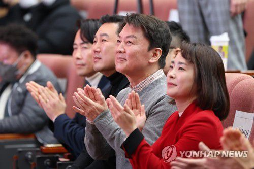 박수치는 안철수(양주=연합뉴스) 임병식 기자 = 국민의힘 당권 주자인 안철수 의원(오른쪽에서 두번째)이 29일 경기도 양주시 경기섬유종합지원센터에서 열린 수도권 청년들의 미래를 위한 토크 콘서트에서 박수치고 있다. 2023.1.29 andphotodo@yna.co.kr