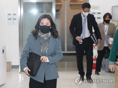 한일 국장급 협의 후 브리핑 위해 이동하는 서민정 국장(서울=연합뉴스) 황광모 기자 = 서민정 외교부 아시아태평양국장이 30일 정부서울청사에서 후나코시 다케히로 일본 외무성 아시아대양주국장과 강제동원 배상 문제 관련 한일 국장급 협의를 마치고 브리핑하기 위해 이동하고 있다. 2023.1.30 [공동취재] hkmpooh@yna.co.kr