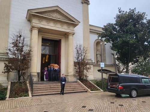 고(故) 윤정희의 장례 미사가 열린 프랑스 뱅센의 성당(뱅센<프랑스>=연합뉴스) 현혜란 특파원= 30일(현지시간) 오전 영화배우 고(故) 윤정희의 장례 미사가 열린 프랑스 파리 외곽 뱅센의 한 성당에서 고인의 유해가 담긴 목관이 나오고 있는 모습. 2023. 1. 30 runran@yna.co.kr