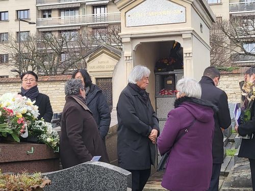 고(故) 윤정희가 안치된 묘지 앞 유족과 지인들(뱅센<프랑스>=연합뉴스) 현혜란 특파원 = 피아니스트 백건우(77)가 30일(현지시간) 아내 고(故) 윤정희가 안치된 묘지 앞에서 가족, 지인들과 대화를 하고 있다. 2023.1.30 runran@yna.co.kr