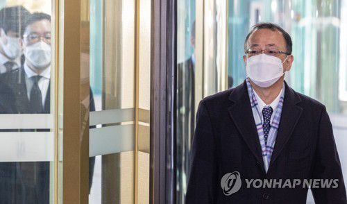 외교부 청사 들어서는 후나코시 일 외무성 국장(서울=연합뉴스) 황광모 기자 = 후나코시 다케히로 일본 외무성 아시아대양주국장이 30일 오후 한·일 외교부 국장급 협의를 위해 서울 종로구 외교부 청사에 도착해 이동하고 있다. 2023.1.30 hkmpooh@yna.co.kr