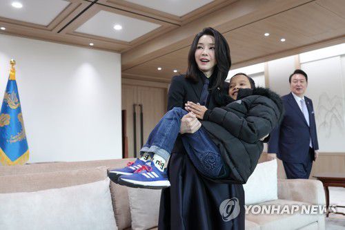 '캄보디아 환아' 로타 안아주는 김건희 여사(서울=연합뉴스) 안정원 기자 = 김건희 여사가 31일 서울 용산 대통령실 청사로 심장질환 수술을 받고 회복 중인 캄보디아 아동 '로타'를 초청해 안아주고 있다. 2023.1.31 [대통령실 제공. 재판매 및 DB 금지] jeong@yna.co.kr