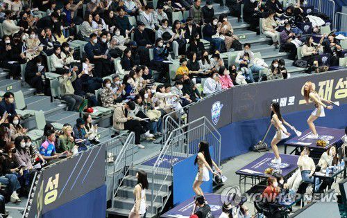 마스크 착용 의무 해제된 실내 스포츠(서울=연합뉴스) 홍해인 기자 = 31일 오후 서울 장충체육관에서 열린 2022~2023 V리그 배구 남자부 KB손해보험과 우리카드의 경기. 30일부터 실내 마스크 착용 의무가 해제되면서 치어리더들이 마스크를 벗은 채 응원전을 펼치고 있다. 2023.1.31 hihong@yna.co.kr