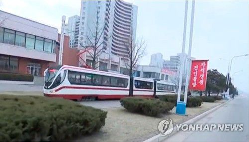 북한 자체개발 신형 충·방전기 적용한 무궤도전차(서울=연합뉴스) 북한 대외선전매체 메아리는 22일 수도여객운수국 전차변전사업소에서 국산 고압콘덴서(축전기)를 이용한 신형 충·방전기를 자체 개발했다고 밝혔다. 사진은 신형 충·방전기를 적용한 무궤도전차. 2020.5.22 [메아리 홈페이지 캡처. 재판매 및 DB 금지] nkphoto@yna.co.kr