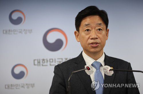 국가우주위원회 관련 브리핑 하는 오태석 차관(서울=연합뉴스) 김승두 기자 = 오태석 과기정통부 제1차관이 20일 정부서울청사 브리핑실에서 제22회 국가우주위원회 안건 관련한 브리핑을 하고 있다. 2022.12.21 kimsdoo@yna.co.kr