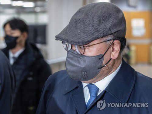 법정 향하는 안종범 전 경제수석(서울=연합뉴스) 황광모 기자 =  4·16 세월호 참사 특별조사위원회(특조위) 활동을 방해한 혐의로 기소된 안종범 전 경제수석이 1일 오후 서울 서초구 서울중앙지법에서 열린 1심 선고 공판에 출석하고 있다. 2023.2.1 hkmpooh@yna.co.kr