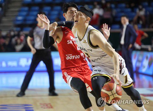 가야해(서울=연합뉴스) 박동주 기자 = 1일 서울 잠실학생체육관에서 열린 프로농구 서울 SK와 창원 LG의 경기.      창원 LG 이관희가 드리블하고 있다. 2023.2.1 pdj6635@yna.co.kr