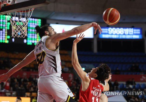 너무 높았다(서울=연합뉴스) 박동주 기자 = 1일 서울 잠실학생체육관에서 열린 프로농구 서울 SK와 창원 LG의 경기. 서울 SK 허일영이 창원 LG 아셈 마레이에 막히고 있다. 2023.2.1 pdj6635@yna.co.kr