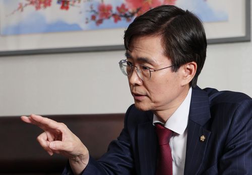 연합뉴스와 인터뷰 하는 조경태 의원(서울=연합뉴스) 이정훈 기자 = 국민의힘 당권주자인 조경태 의원이 국회 의원회관에서 연합뉴스와 인터뷰를 하고 있다. 2023.2.2 uwg806@yna.co.kr