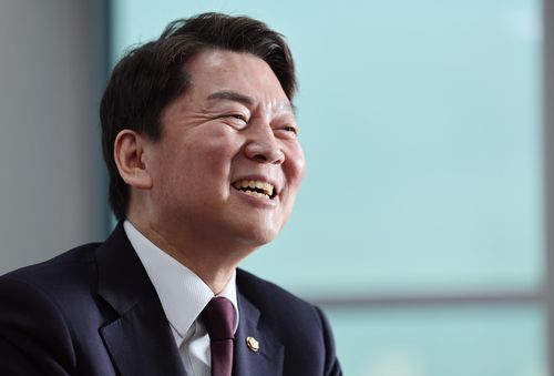 연합뉴스와 인터뷰하는 안철수    (서울=연합뉴스) 이정훈 기자 = 국민의힘 당권주자인 안철수 의원이 국회 의원회관에서 연합뉴스와 인터뷰를 하고 있다. 2023.2.1     uwg806@yna.co.kr