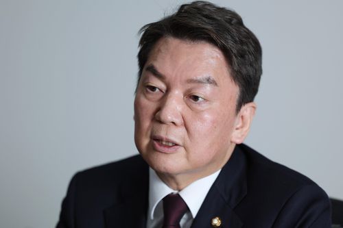 연합뉴스와 인터뷰하는 안철수    (서울=연합뉴스) 이정훈 기자 = 국민의힘 당권주자인 안철수 의원이 국회 의원회관에서 연합뉴스와 인터뷰를 하고 있다. 2023.2.1     uwg806@yna.co.kr