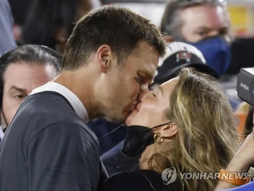 2021년 슈퍼볼에서 우승하고 기뻐했던 톰 브래디(왼쪽)-지젤 번천 커플[AP=연합뉴스]