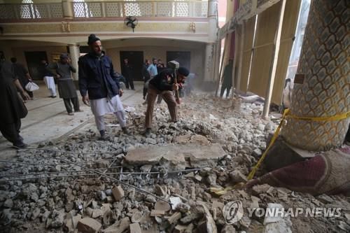 자폭 테러가 발생한 파키스탄 페샤와르의 모스크 내부를 조사하는 경찰.[EPA 연합뉴스 자료사진. 재판매 및 DB 금지]