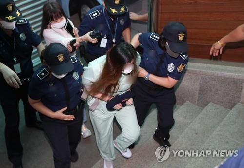 법정 향하는 구미 3세 여아 친모[연합뉴스 자료 사진]