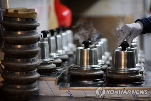 가스요금 인상에 부담 커지는 자영업계(서울=연합뉴스) 윤동진 기자 = 전기·가스요금 등 공공요금 줄인상으로 자영업자들의 부담이 커지고 있는 27일 서울의 한 식당에서 도시가스를 이용해 음식을 만들고 있다.     통계청의 소비자물가조사를 보면 작년 12월 도시가스 물가는 1년 전보다 36.2%, 지역 난방비는 34.0% 올랐다. 2023.1.27 mon@yna.co.kr