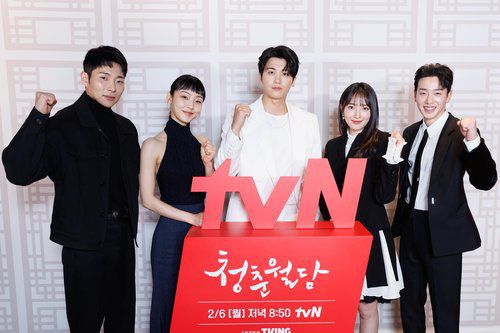 tvN 새 월화드라마 '청춘월담' 제작발표회(서울=연합뉴스) 1일 온라인으로 열린 tvN 새 월화드라마 '청춘월담' 제작발표회에서 출연진들이 포즈를 취하고 있다. 왼쪽부터 배우 윤종석, 전소니, 박형식, 표예진, 이태선. 2023.2.1 [tvN 제공. 재판매 및 DB 금지] photo@yna.co.kr