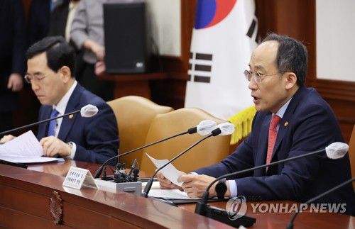 추경호 부총리, 비상경제장관회의 주재(서울=연합뉴스) 김승두 기자 = 추경호 경제부총리 겸 기획재정부 장관이 3일 오전 정부서울청사에서 열린 비상경제장관회의를 주재하고 있다. 2023.2.3 kimsdoo@yna.co.kr