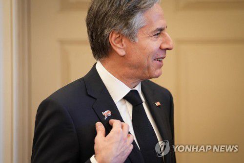 이것이 '한미동맹 70주년' 배지 선물(서울=연합뉴스) 토니 블링컨 미 국무장관이 3일 오후(현지시간) 워싱턴 DC에서 열린 박진 외교부 장관과 한미 외교장관 회담에 앞서 박 장관이 선물한 '한미동맹 70주년' 기념 배지를 가리키고 있다. 2023.2.4 [외교부 제공. 재판매 및 DB금지] photo@yna.co.kr