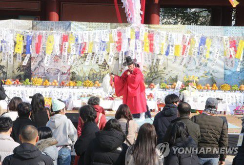 제주 입춘굿(제주=연합뉴스) 고성식 기자 = 절기상 입춘인 4일 제주시 제주목관아에서 열린 '탐라국 입춘굿'에서 제주큰굿보존회가 초감제를 선보이고 있다. 2023.2.4 koss@yna.co.kr